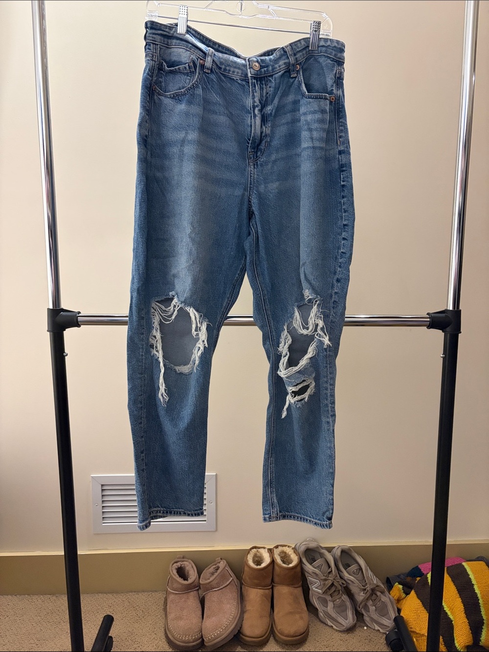 American Eagle Outfitters Distressed Light Blue Boyfriend Jeans size 14 Short